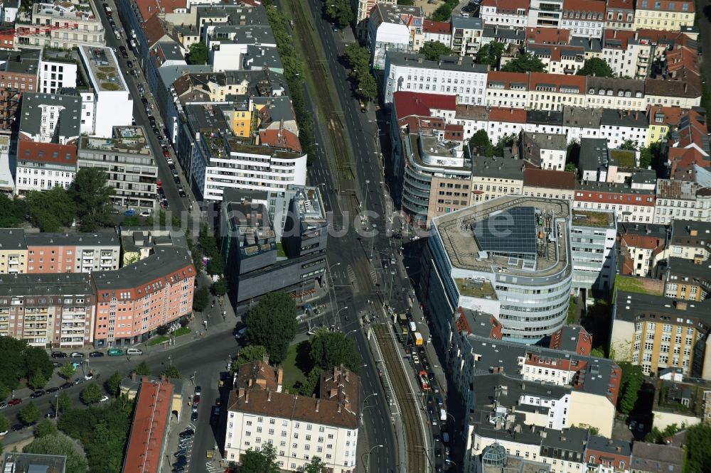 Berlin von oben - Stadtansicht des Innenstadtbereiches entlang der Torstraße im Bezirk Mitte in Berlin