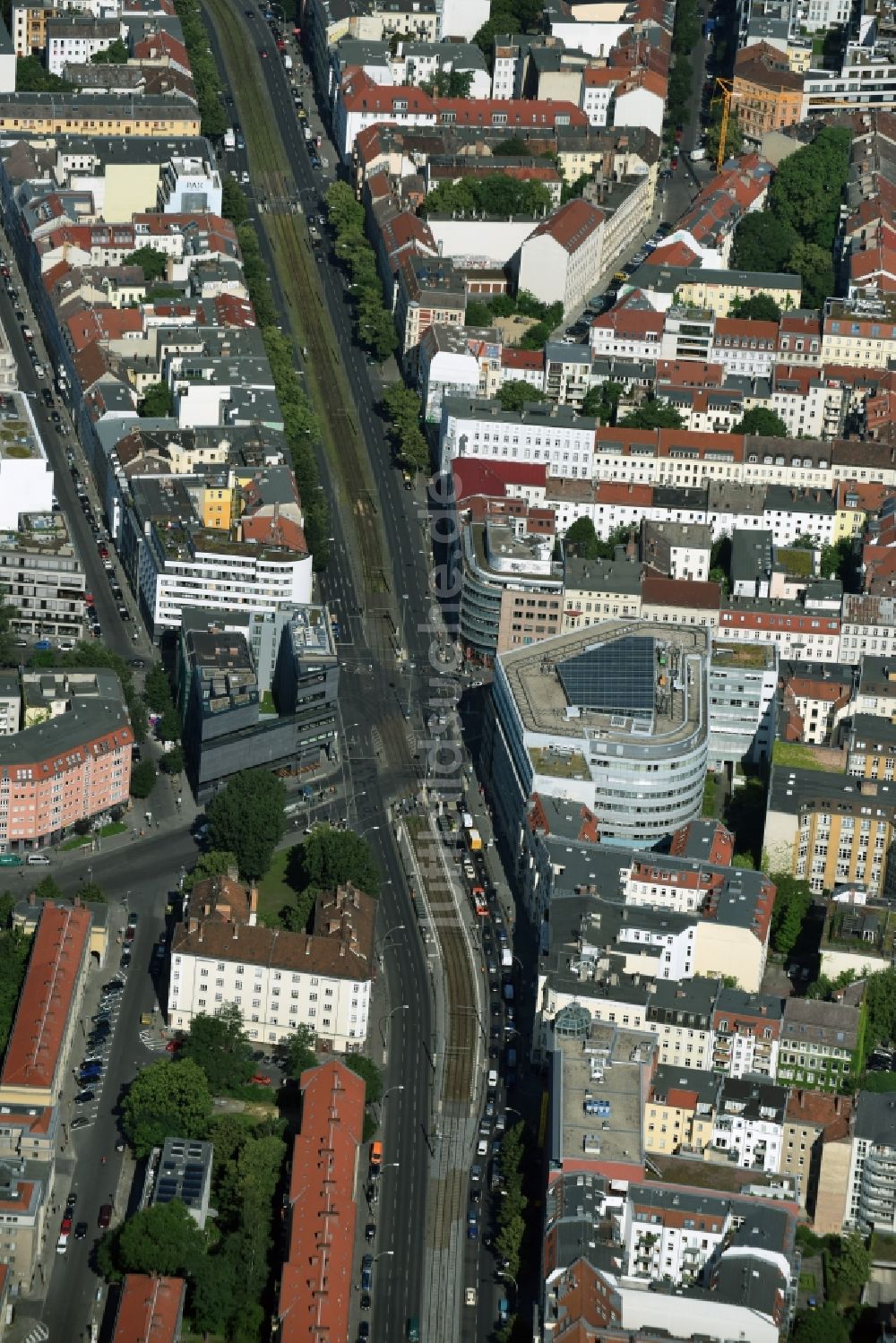 Berlin aus der Vogelperspektive: Stadtansicht des Innenstadtbereiches entlang der Torstraße im Bezirk Mitte in Berlin