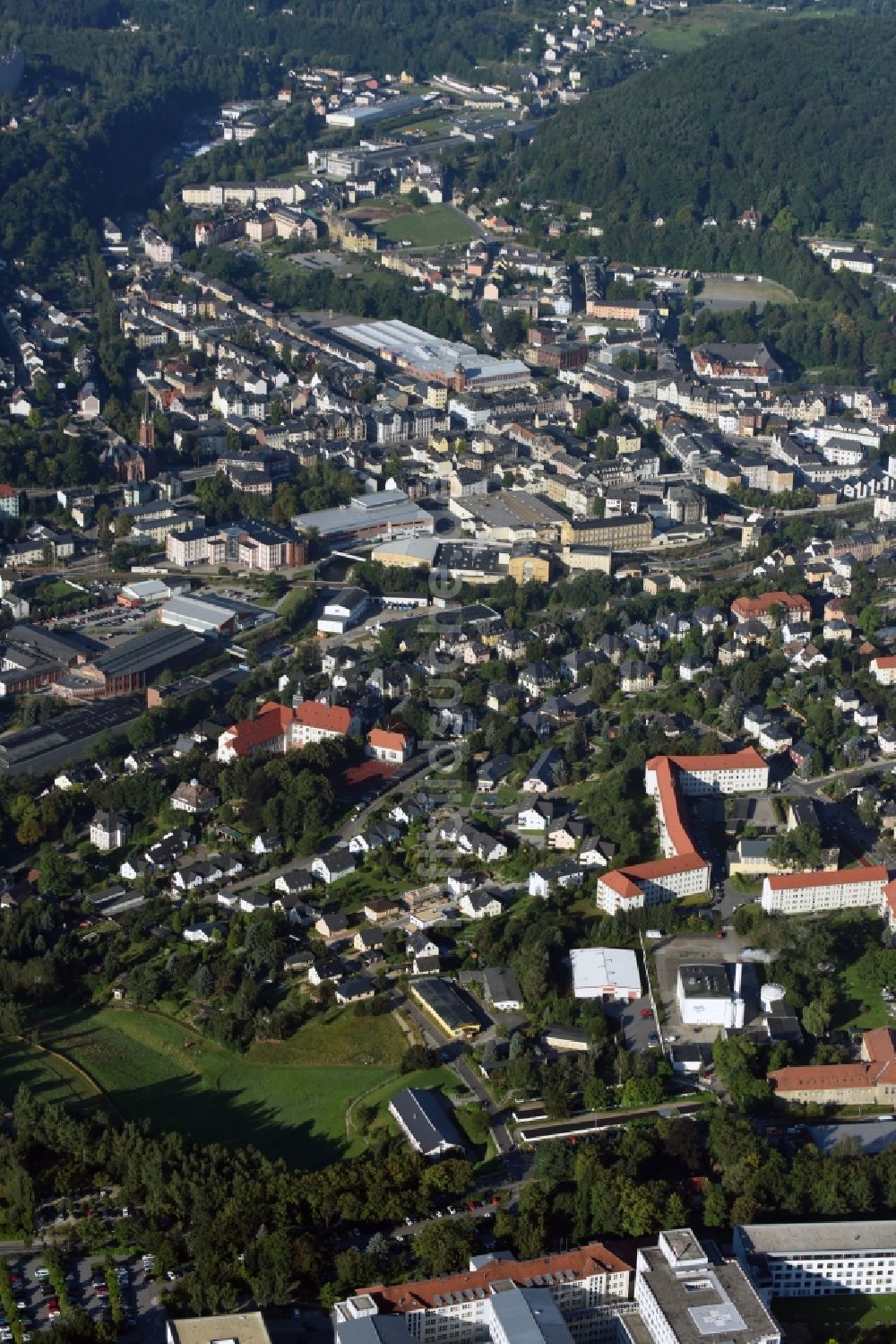 Luftbild Aue - Stadtansicht des Innenstadtbereiches am Flussverlauf der Schwarzwasser in Aue im Bundesland Sachsen