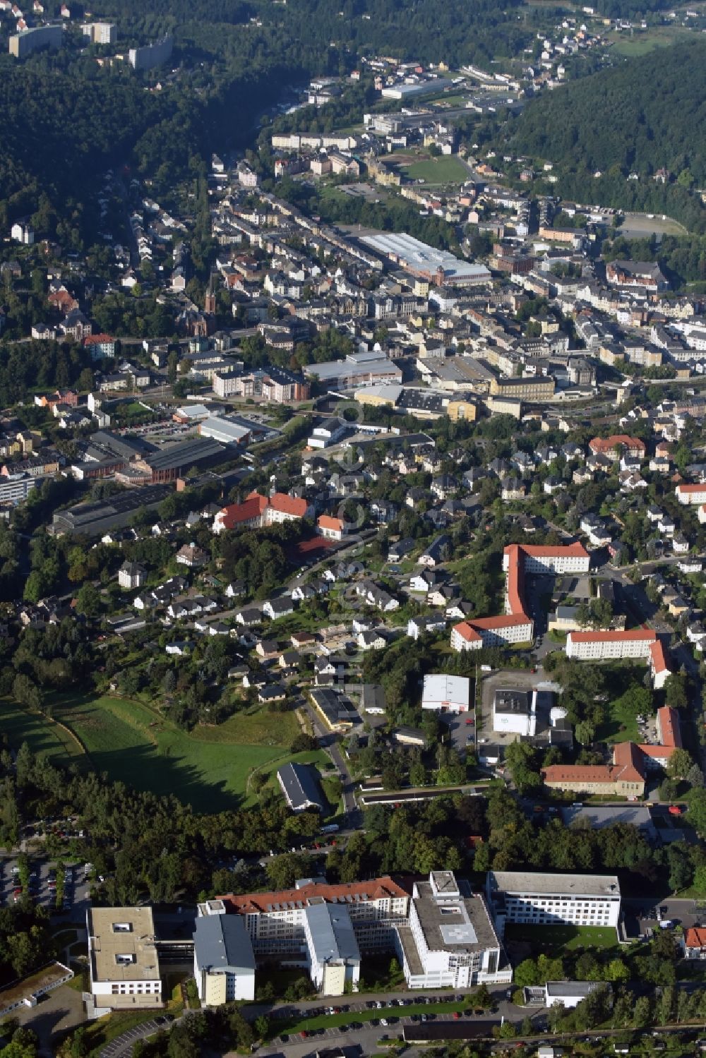 Luftaufnahme Aue - Stadtansicht des Innenstadtbereiches am Flussverlauf der Schwarzwasser in Aue im Bundesland Sachsen