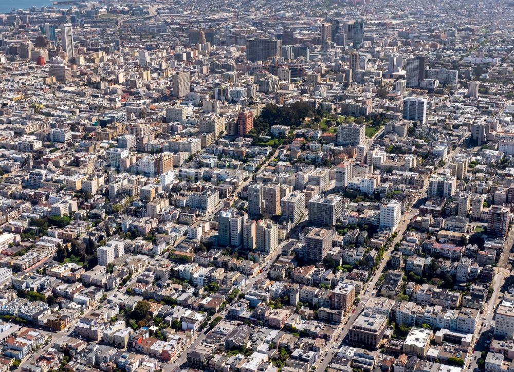 San Francisco von oben - Stadtansicht des Innenstadtbereiches am Haight-Ashbury Park in San Francisco in Kalifornien, USA