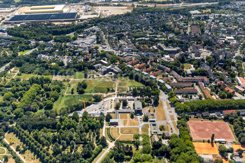 Luftaufnahme Bochum - Stadtansicht des Innenstadtbereiches mit dem Hauptfriedhof in Bochum im Bundesland Nordrhein-Westfalen, Deutschland