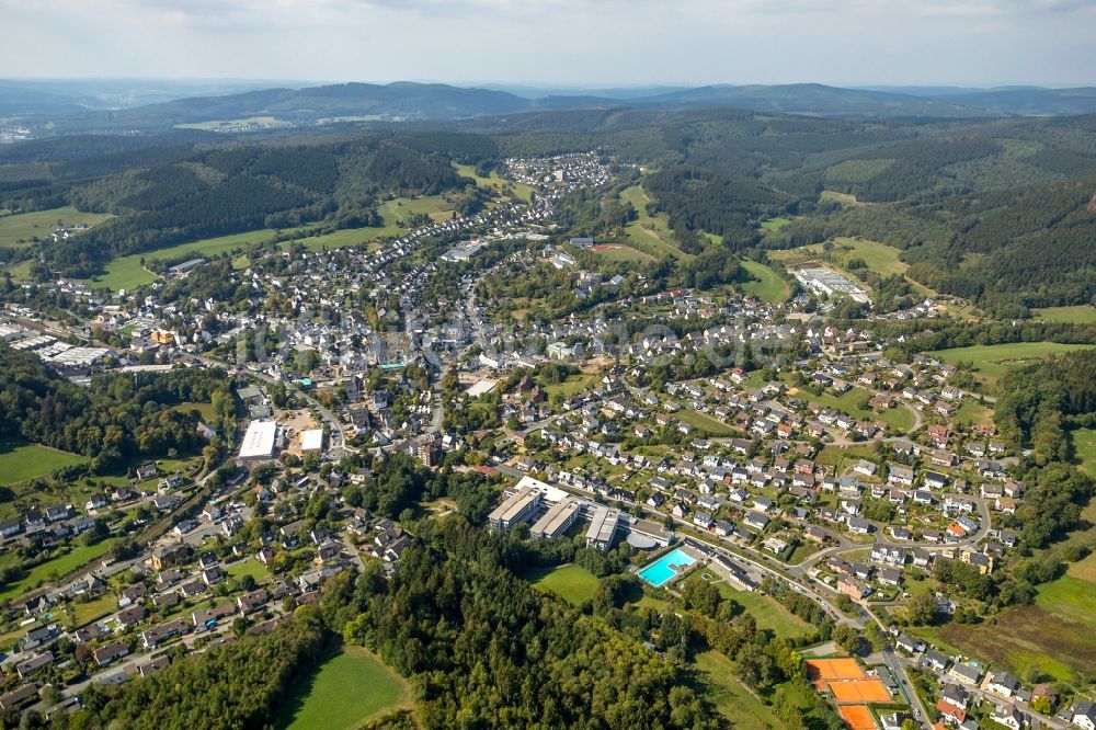 Luftaufnahme Hilchenbach - Stadtansicht des Innenstadtbereiches in Hilchenbach im Bundesland Nordrhein-Westfalen, Deutschland