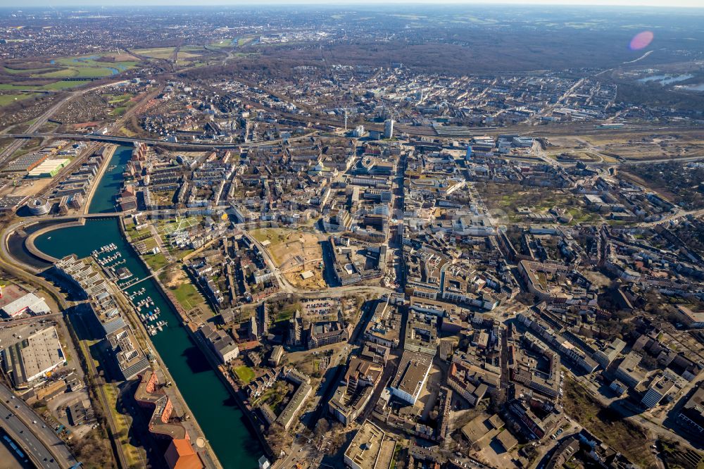 Duisburg von oben - Stadtansicht des Innenstadtbereiches mit dem Innenhafen und Holzhafen in Duisburg im Bundesland Nordrhein-Westfalen, Deutschland