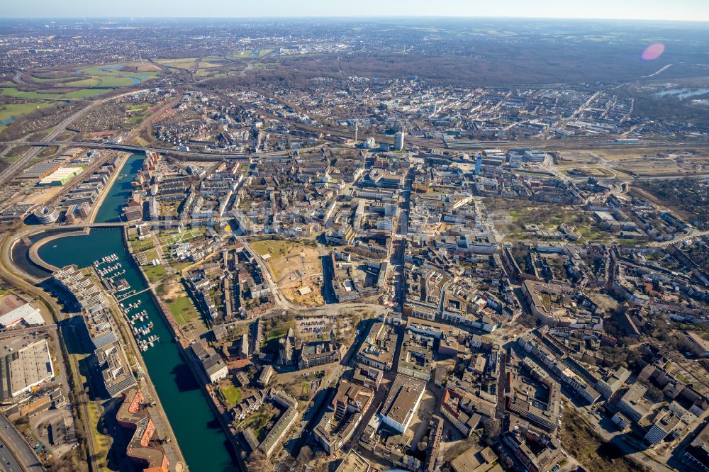 Duisburg aus der Vogelperspektive: Stadtansicht des Innenstadtbereiches mit dem Innenhafen und Holzhafen in Duisburg im Bundesland Nordrhein-Westfalen, Deutschland