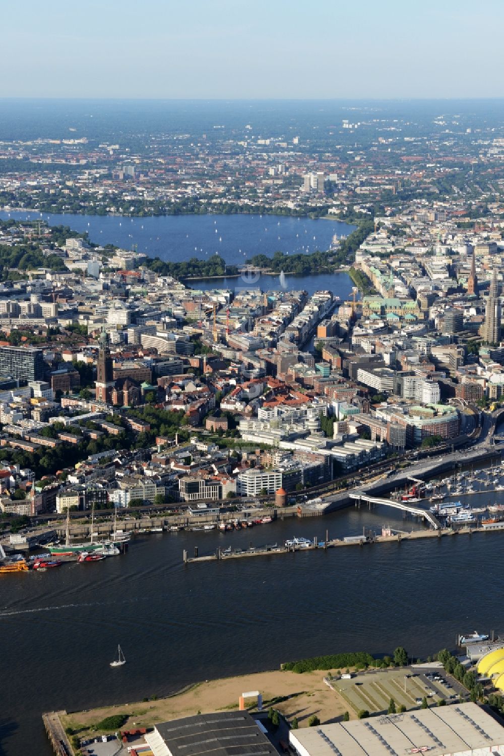 Hamburg von oben - Stadtansicht des Innenstadtbereiches mit der Kirche Hamburger Michel in Hamburg