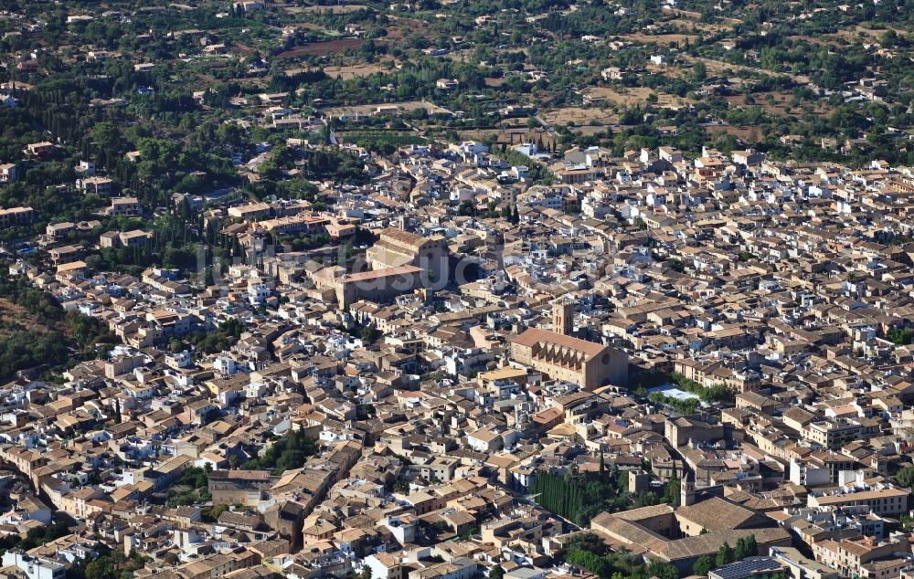 Pollença von oben - Stadtansicht des Innenstadtbereiches mit Kirche und Kloster in Pollença Mallorca auf der balearischen Mittelmeerinsel Mallorca, Spanien