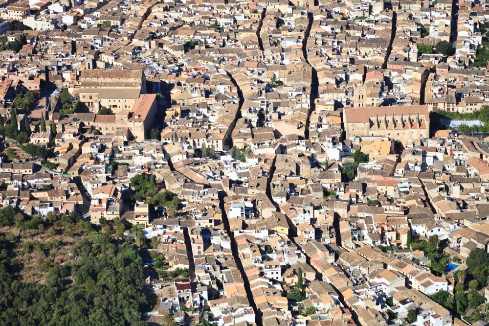 Luftbild Pollença - Stadtansicht des Innenstadtbereiches mit Kirche und Kloster in Pollença Mallorca auf der balearischen Mittelmeerinsel Mallorca, Spanien