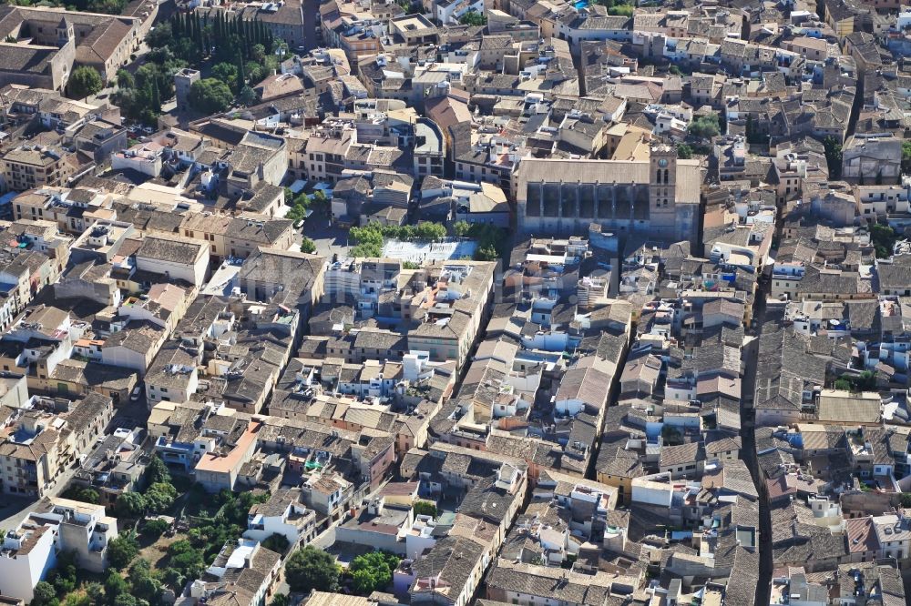 Pollença aus der Vogelperspektive: Stadtansicht des Innenstadtbereiches mit Kirche und Kloster in Pollença Mallorca auf der balearischen Mittelmeerinsel Mallorca, Spanien