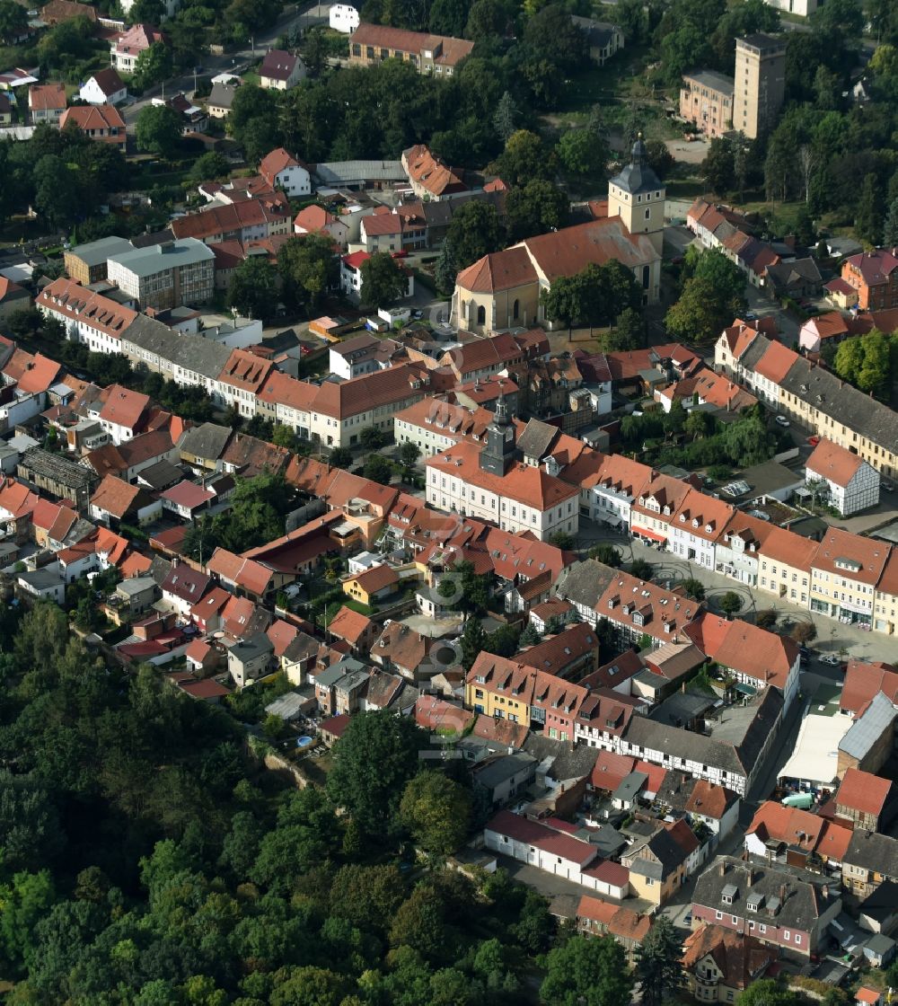 Luftbild Greußen - Stadtansicht des Innenstadtbereiches mit Kirche und Rathaus in Greußen im Bundesland Thüringen