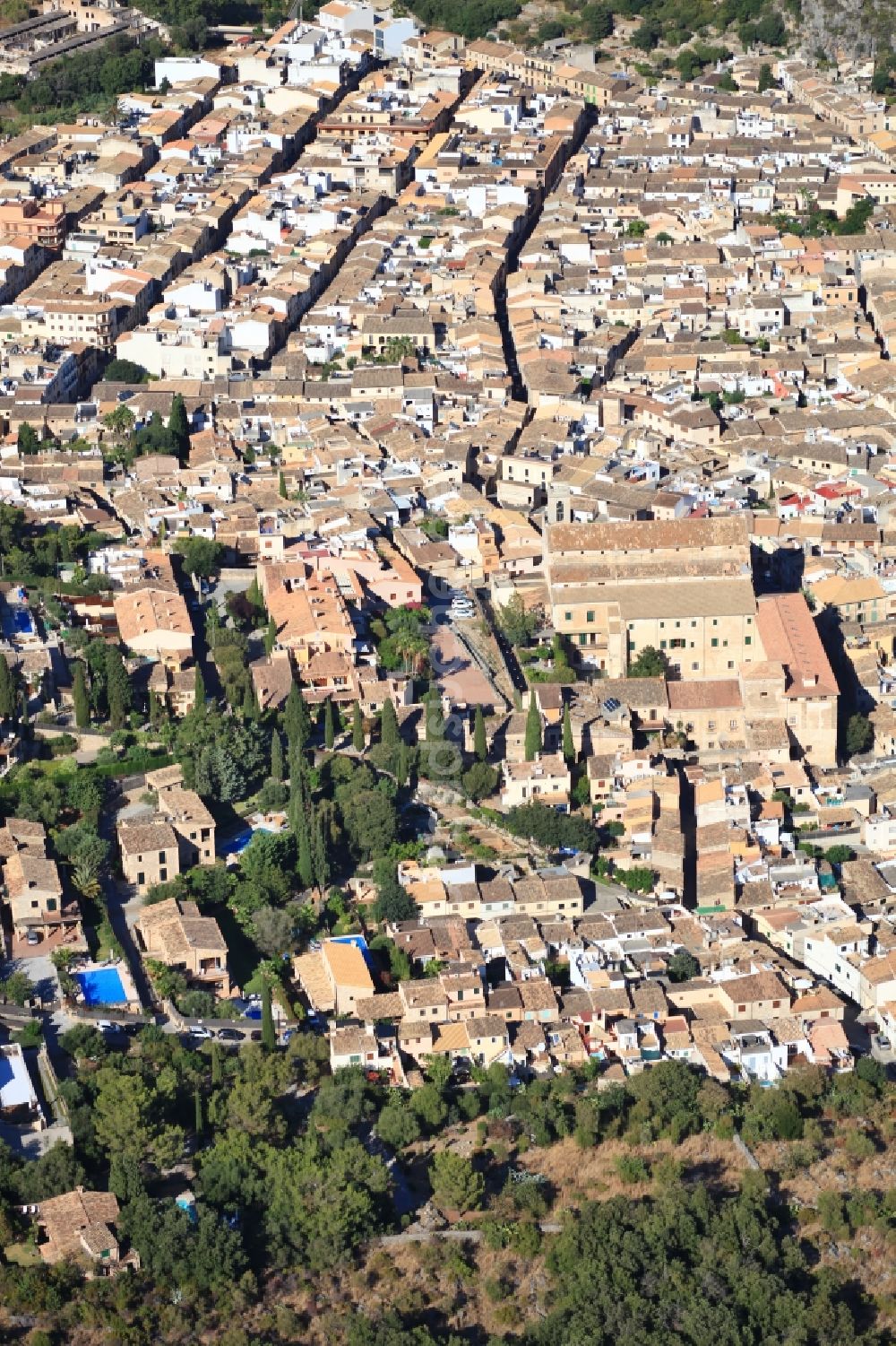 Luftbild Pollença - Stadtansicht des Innenstadtbereiches mit Kloster in Pollença Mallorca auf der balearischen Mittelmeerinsel Mallorca, Spanien