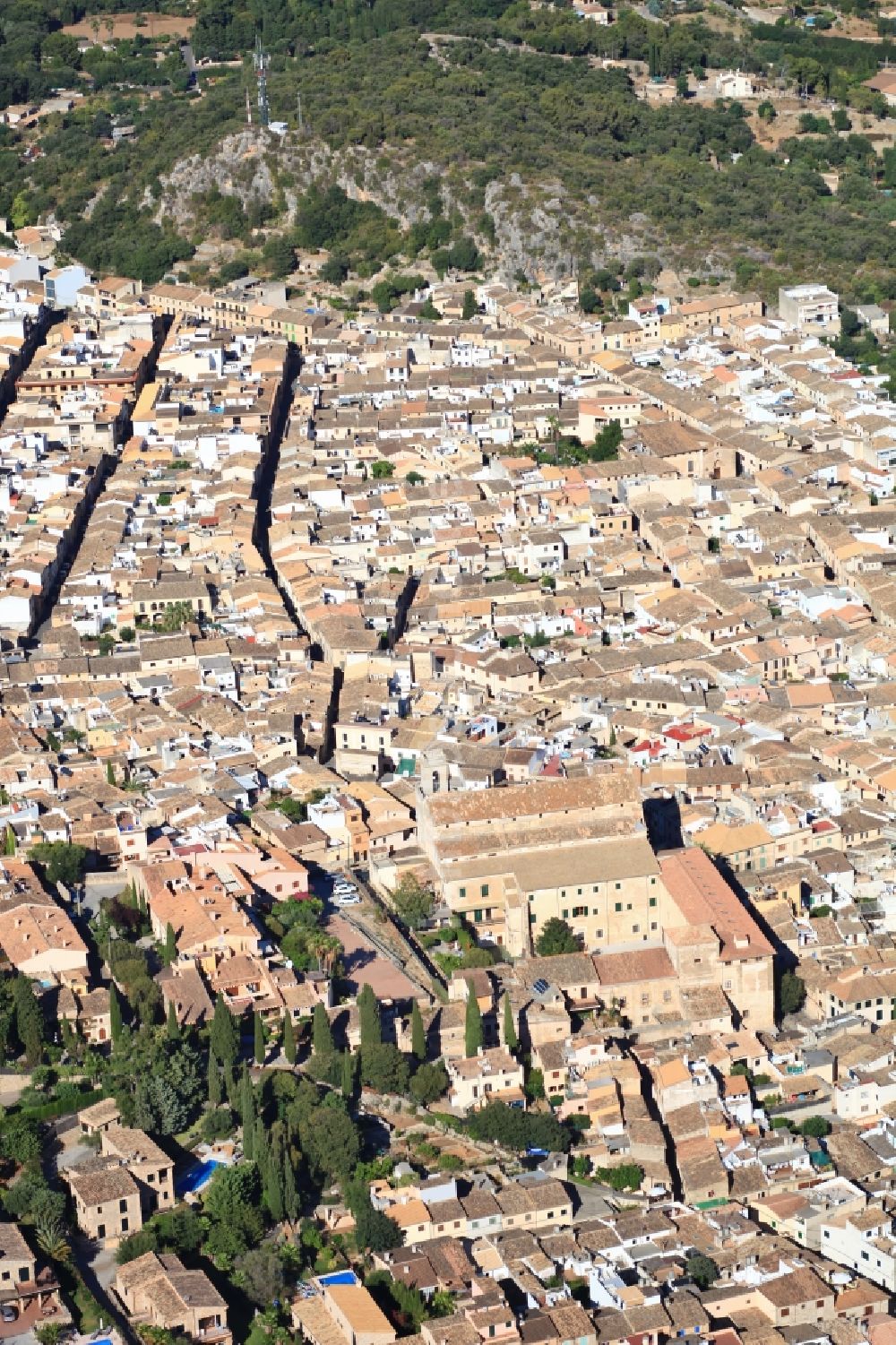 Luftaufnahme Pollença - Stadtansicht des Innenstadtbereiches mit Kloster in Pollença Mallorca auf der balearischen Mittelmeerinsel Mallorca, Spanien