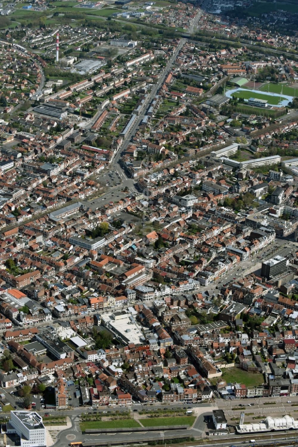 Luftaufnahme Lens - Stadtansicht des Innenstadtbereiches in Lens in Nord-Pas-de-Calais Picardie, Frankreich