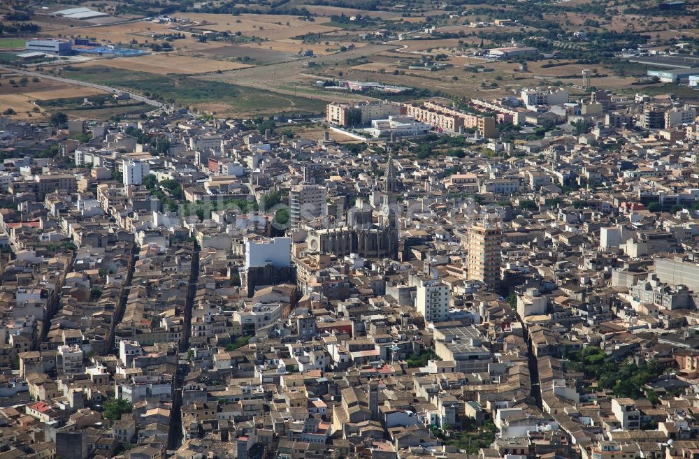 Luftaufnahme Manacor - Stadtansicht des Innenstadtbereiches Manacor mit Kirche Nostra Senyora dels Dolors in Mallorca auf der balearischen Mittelmeerinsel Mallorca, Spanien