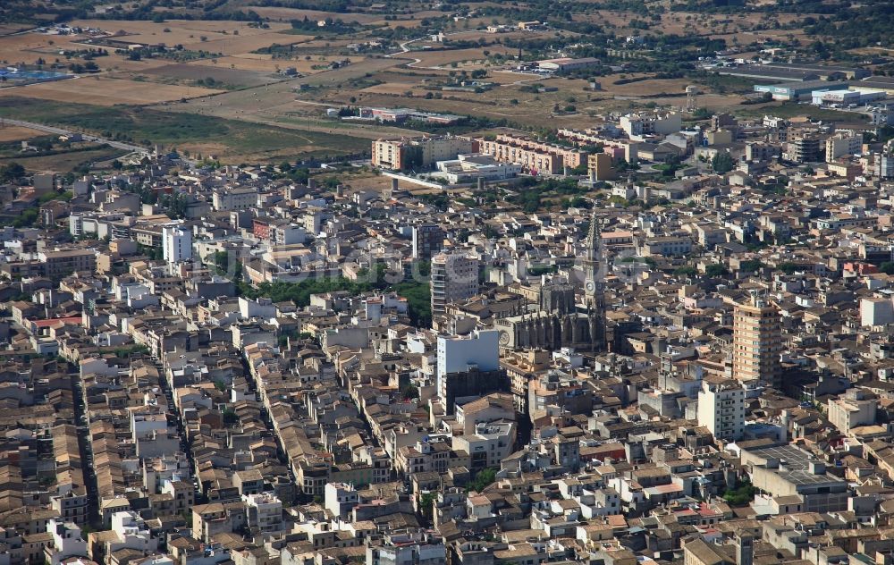 Manacor von oben - Stadtansicht des Innenstadtbereiches Manacor mit Kirche Nostra Senyora dels Dolors in Mallorca auf der balearischen Mittelmeerinsel Mallorca, Spanien