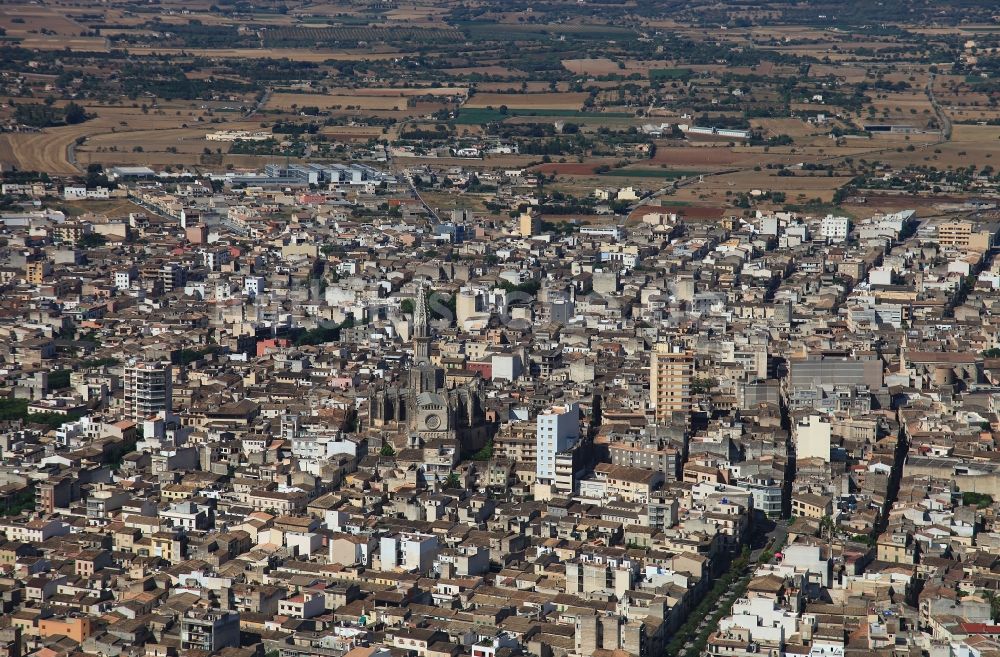 Manacor aus der Vogelperspektive: Stadtansicht des Innenstadtbereiches Manacor mit Kirche Nostra Senyora dels Dolors in Mallorca auf der balearischen Mittelmeerinsel Mallorca, Spanien