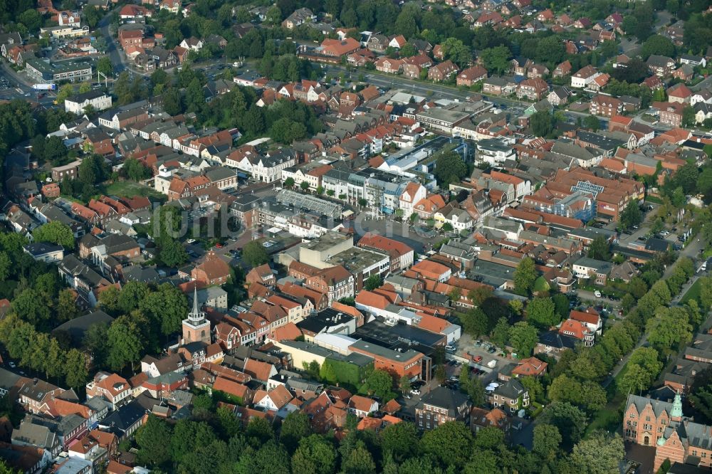 Aurich aus der Vogelperspektive: Stadtansicht des Innenstadtbereiches um den Marktplatz in Aurich im Bundesland Niedersachsen