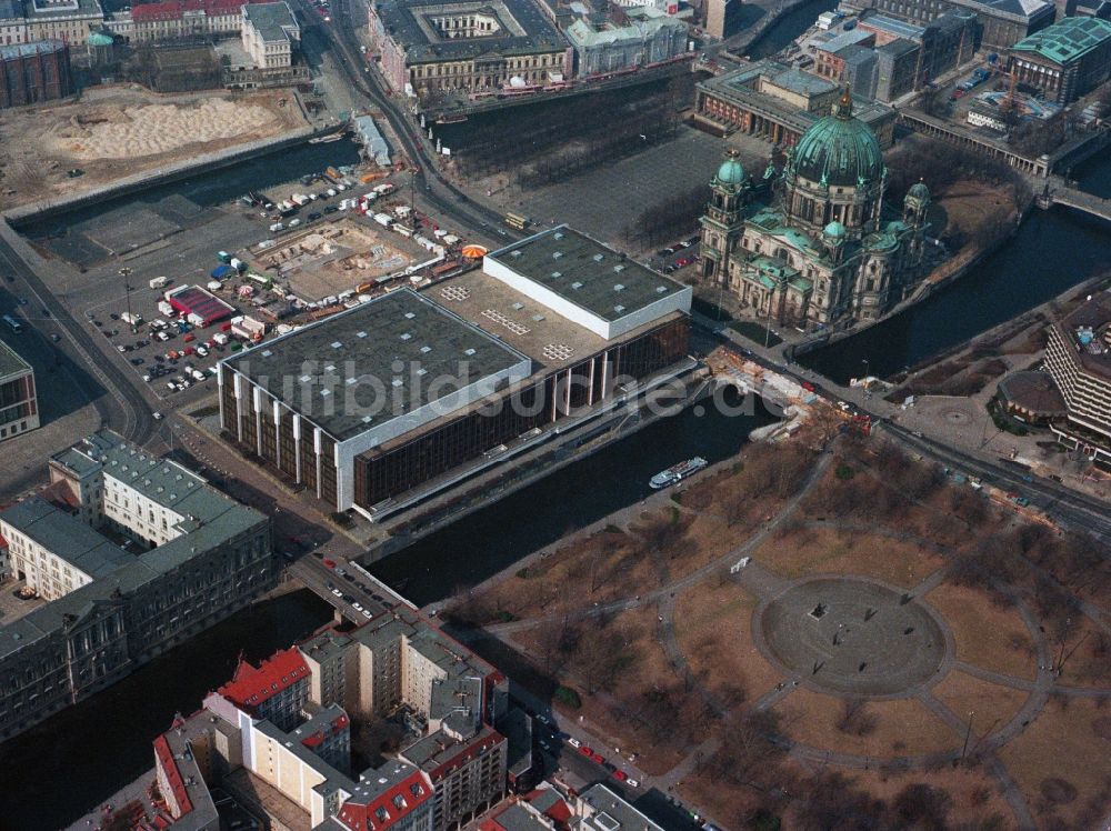 Luftaufnahme Berlin - Stadtansicht des Innenstadtbereiches mit dem Marx-Engels-Forum dem Berliner Dom und dem Palast der Republik in Berlin