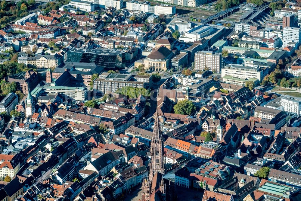 Freiburg im Breisgau aus der Vogelperspektive: Stadtansicht des Innenstadtbereiches mit Münsterturm in Freiburg im Breisgau im Bundesland Baden-Württemberg, Deutschland