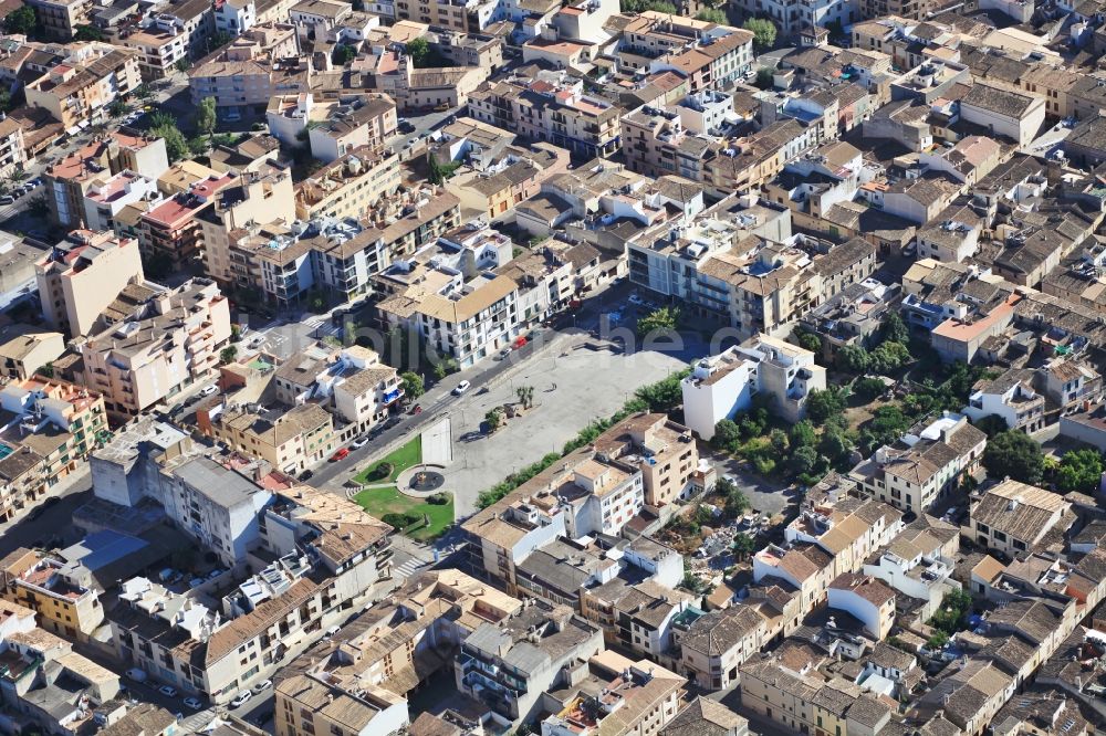 Luftbild Pollença - Stadtansicht des Innenstadtbereiches in Pollença Mallorca auf der balearischen Mittelmeerinsel Mallorca, Spanien