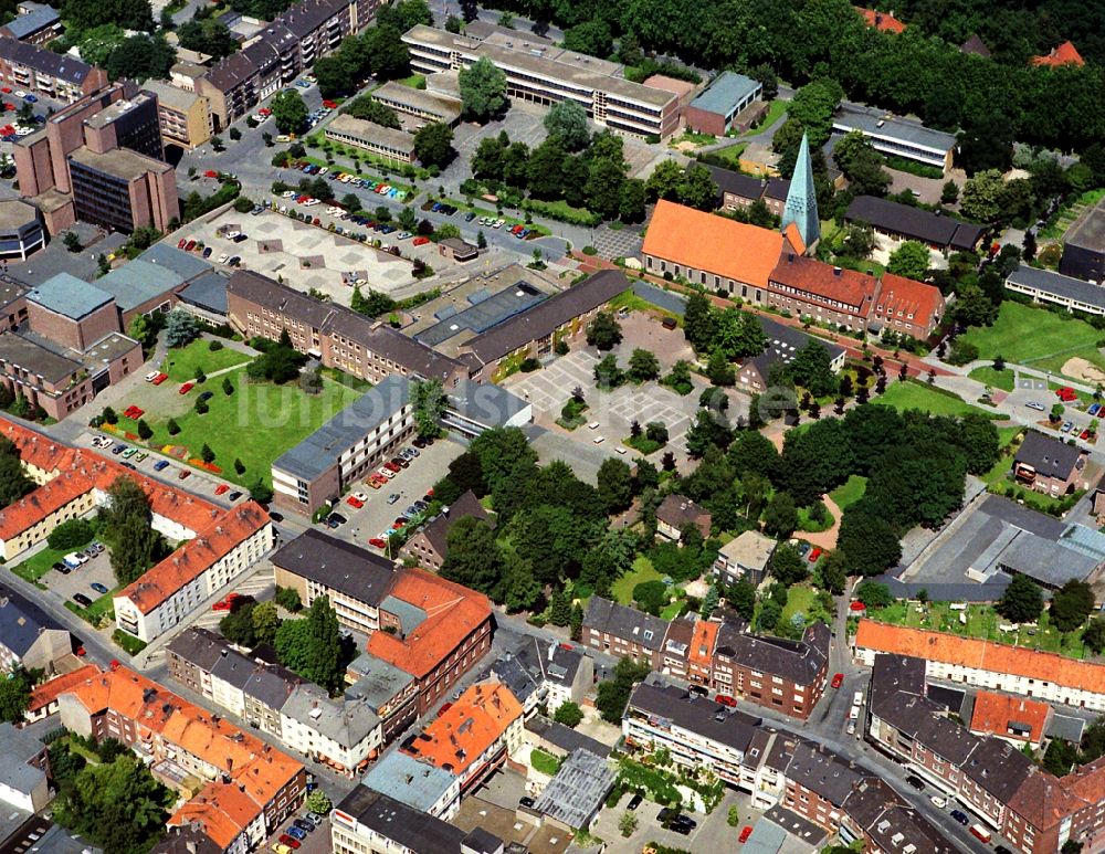 Wesel aus der Vogelperspektive: Stadtansicht des Innenstadtbereiches am Rathaus und am Andreas-Vesalius-Gymnasium - Städt. Gymnasium in Wesel im Bundesland Nordrhein-Westfalen