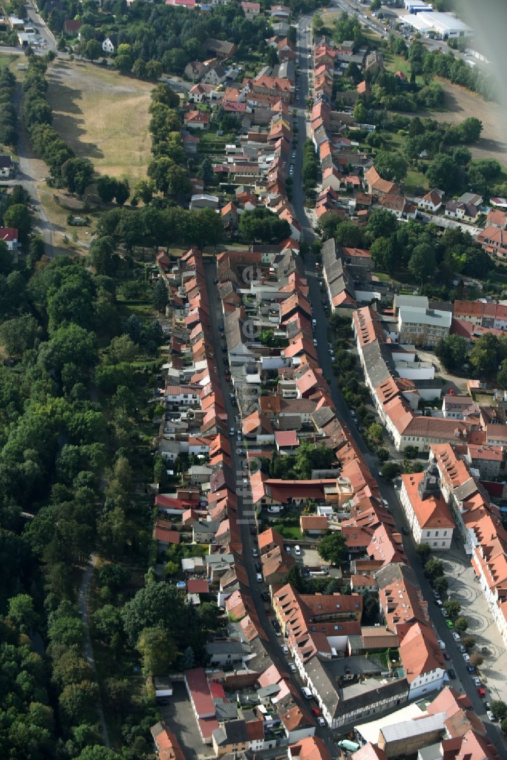 Greußen aus der Vogelperspektive: Stadtansicht des Innenstadtbereiches mit Rathaus am Marktplatz in Greußen im Bundesland Thüringen