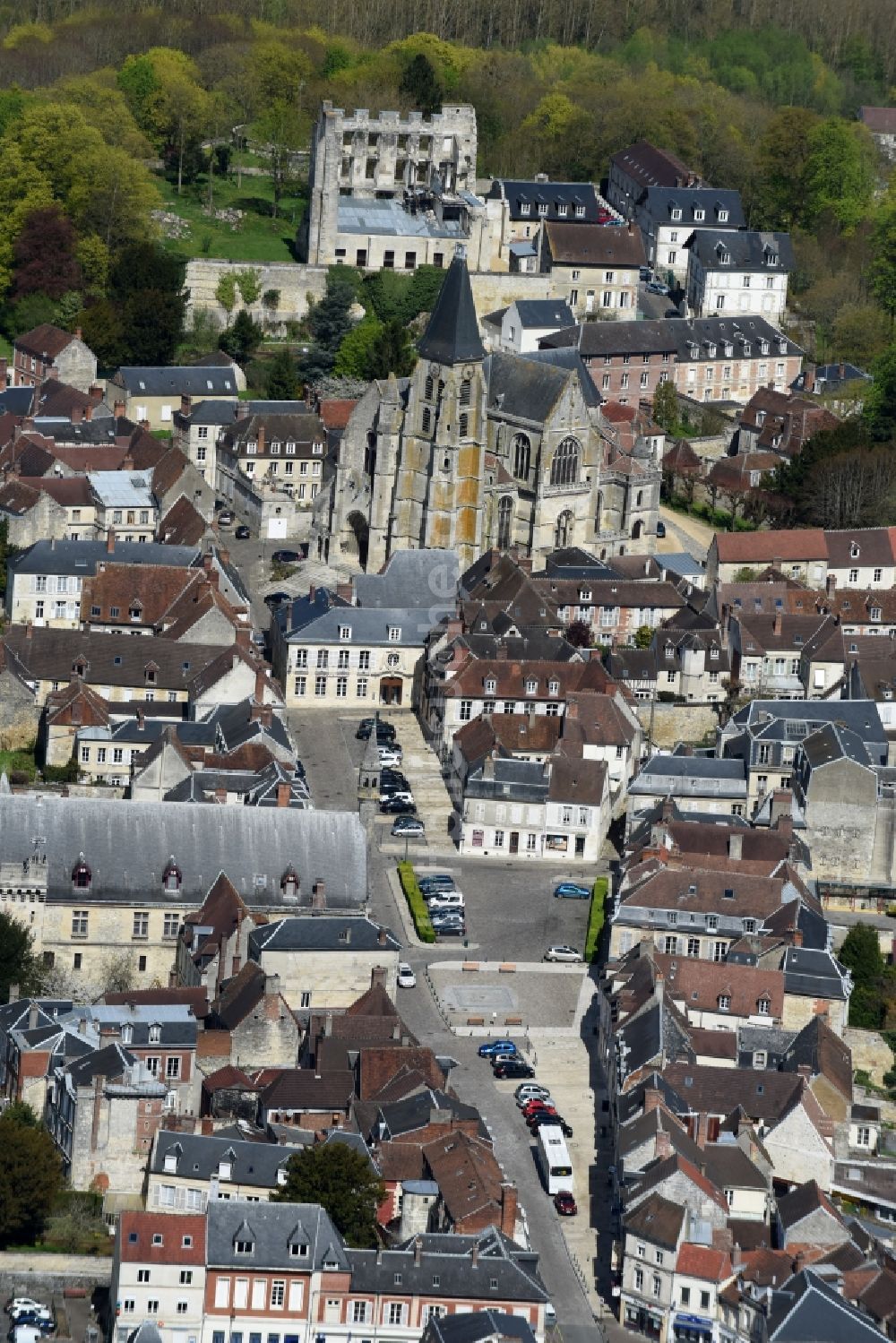 Clermont aus der Vogelperspektive: Stadtansicht des Innenstadtbereiches an der Rue de la République in Clermont in Nord-Pas-de-Calais Picardie, Frankreich