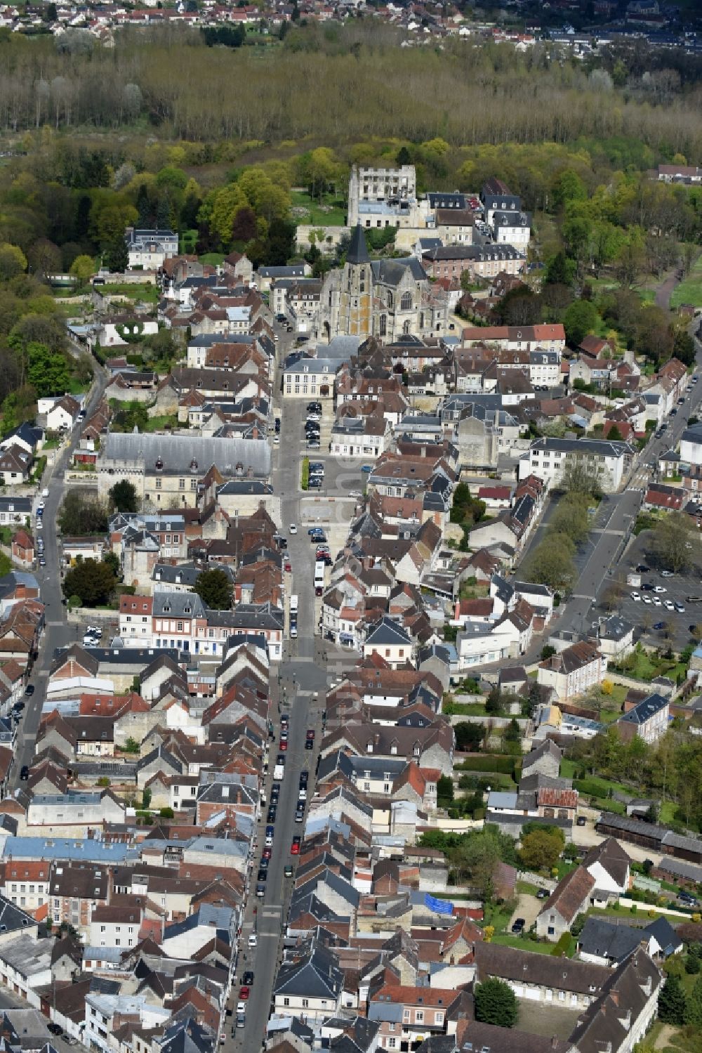 Clermont von oben - Stadtansicht des Innenstadtbereiches an der Rue de la République in Clermont in Nord-Pas-de-Calais Picardie, Frankreich