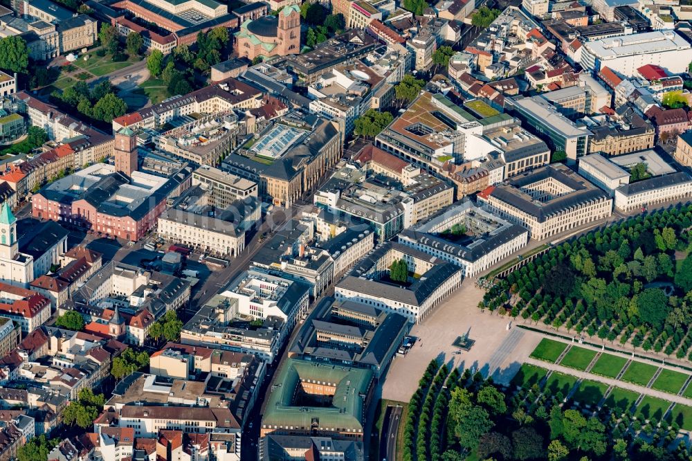 Luftaufnahme Karlsruhe - Stadtansicht des Innenstadtbereiches mit Schlossgarten in Karlsruhe im Bundesland Baden-Württemberg, Deutschland