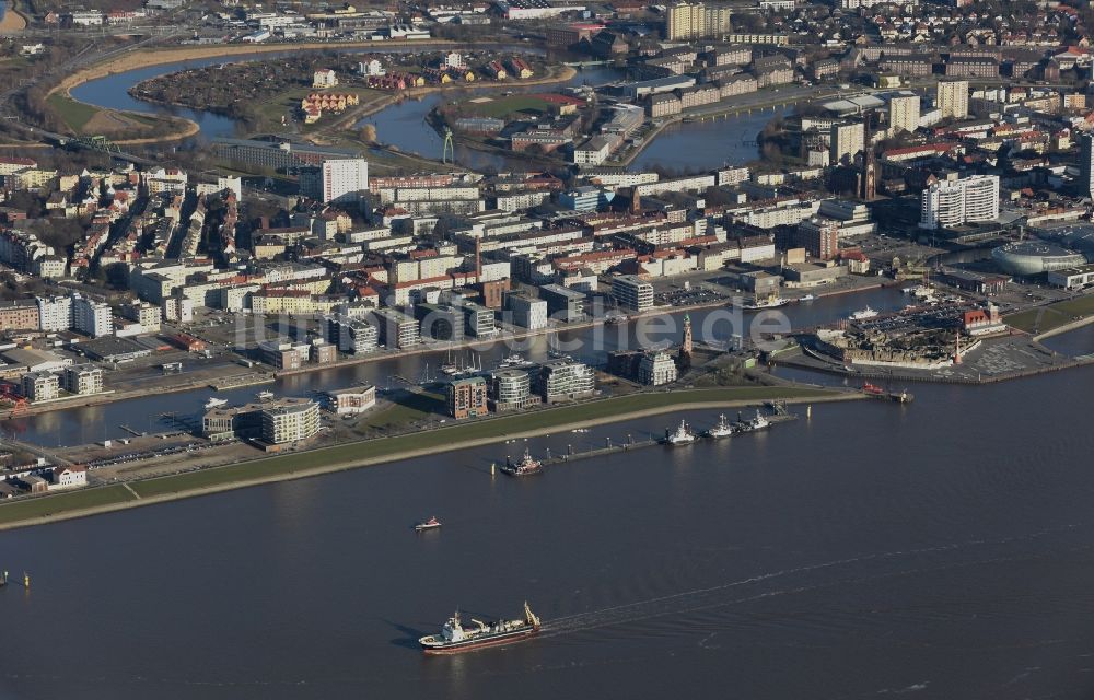 Bremerhaven aus der Vogelperspektive: Stadtansicht des Innenstadtbereiches am Ufer des Flußverlaufes der Weser in Bremerhaven im Bundesland Bremen