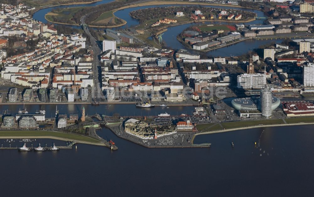 Luftbild Bremerhaven - Stadtansicht des Innenstadtbereiches am Ufer des Flußverlaufes der Weser in Bremerhaven im Bundesland Bremen