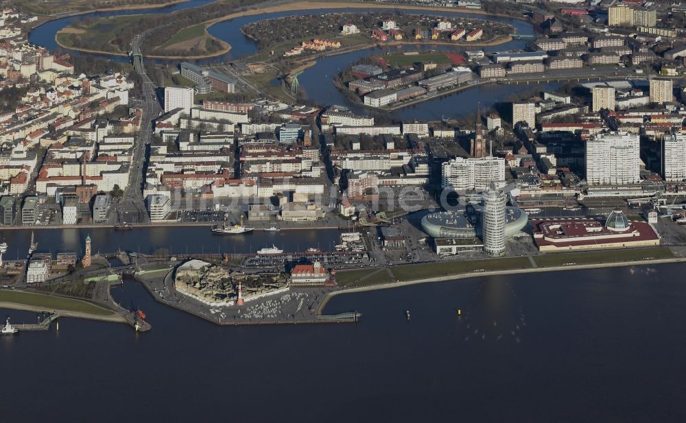 Luftaufnahme Bremerhaven - Stadtansicht des Innenstadtbereiches am Ufer des Flußverlaufes der Weser in Bremerhaven im Bundesland Bremen