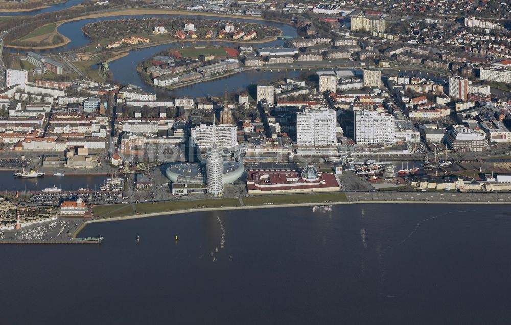 Bremerhaven von oben - Stadtansicht des Innenstadtbereiches am Ufer des Flußverlaufes der Weser in Bremerhaven im Bundesland Bremen