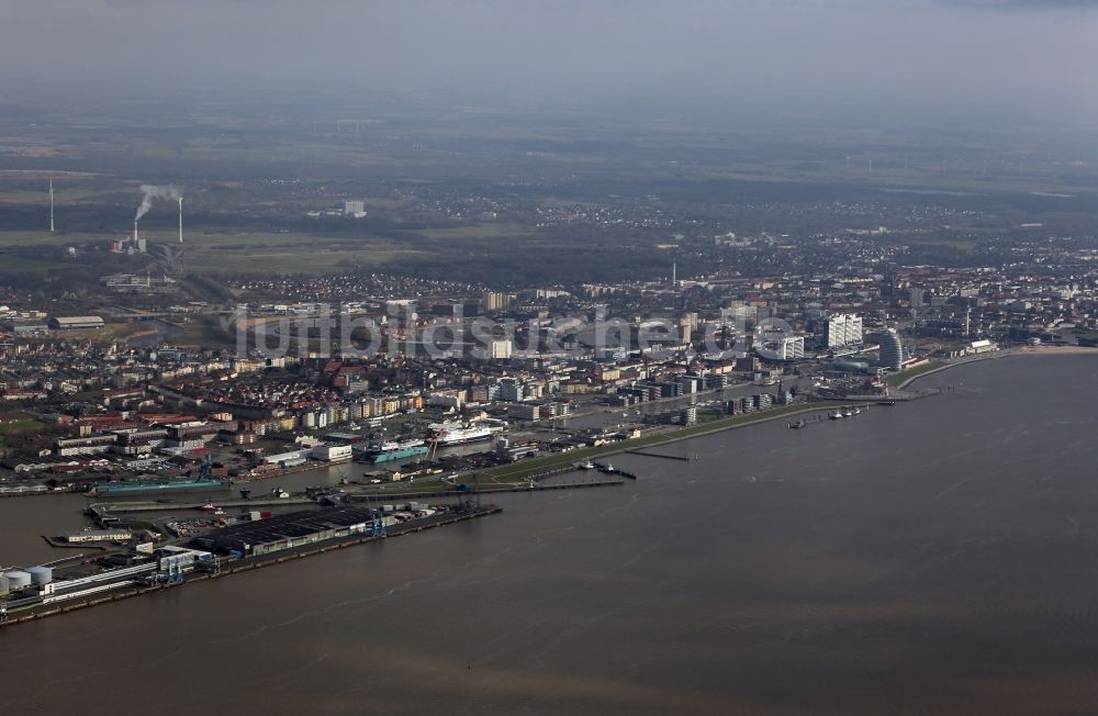 Bremerhaven aus der Vogelperspektive: Stadtansicht des Innenstadtbereiches am Ufer des Flußverlaufes der Weser in Bremerhaven im Bundesland Bremen