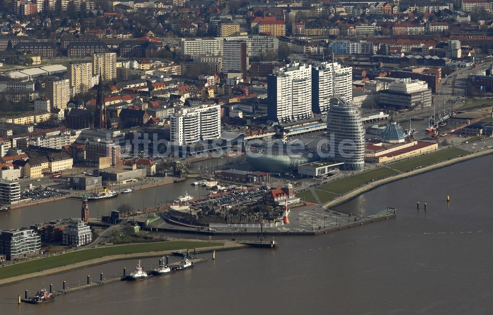 Luftaufnahme Bremerhaven - Stadtansicht des Innenstadtbereiches am Ufer des Flußverlaufes der Weser in Bremerhaven im Bundesland Bremen