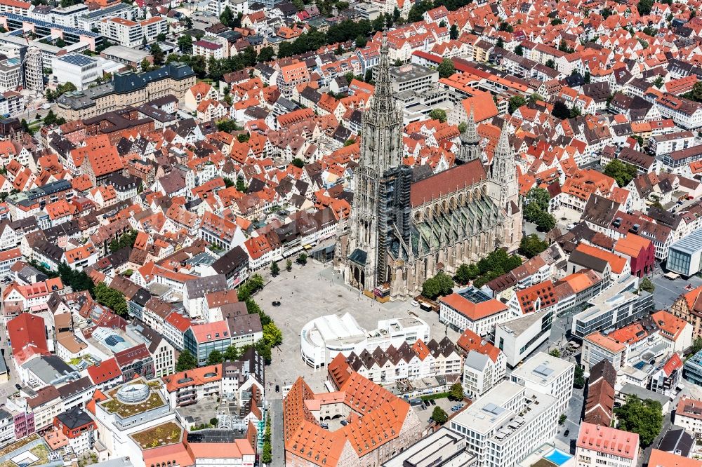 Ulm von oben - Stadtansicht des Innenstadtbereiches mit Ulmer Münster in Ulm im Bundesland Baden-Württemberg, Deutschland