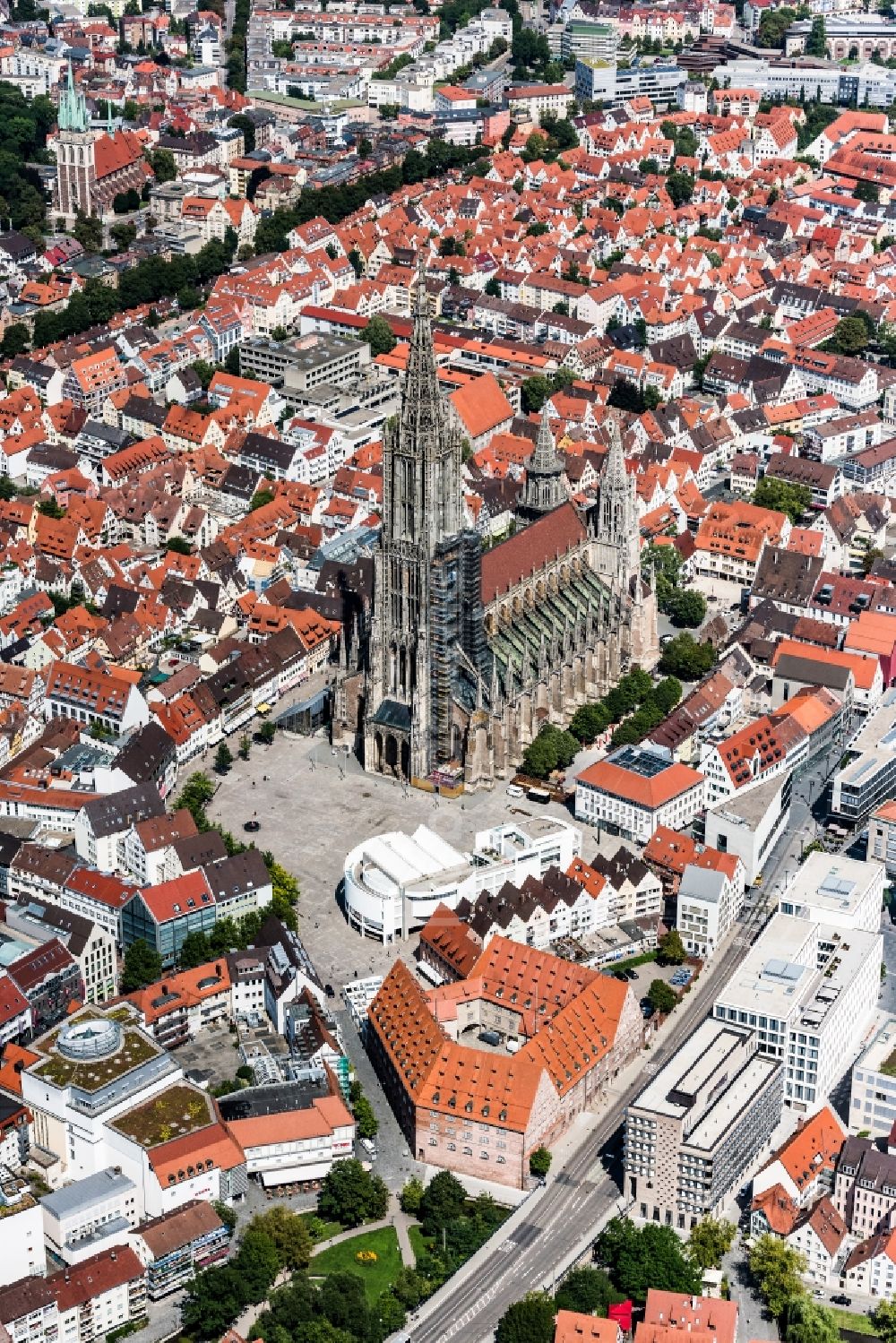 Ulm aus der Vogelperspektive: Stadtansicht des Innenstadtbereiches mit Ulmer Münster in Ulm im Bundesland Baden-Württemberg, Deutschland