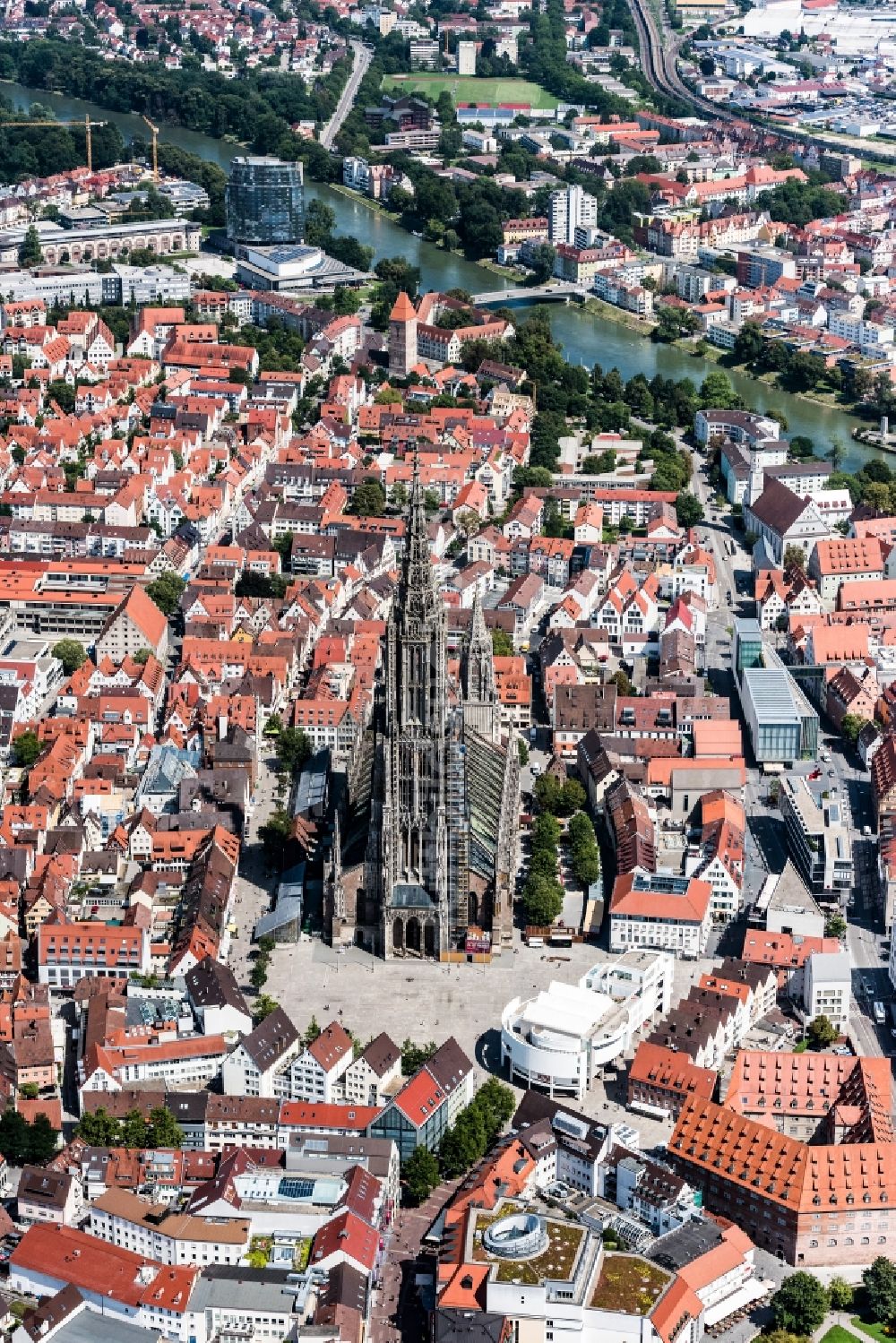 Luftaufnahme Ulm - Stadtansicht des Innenstadtbereiches mit Ulmer Münster in Ulm im Bundesland Baden-Württemberg, Deutschland