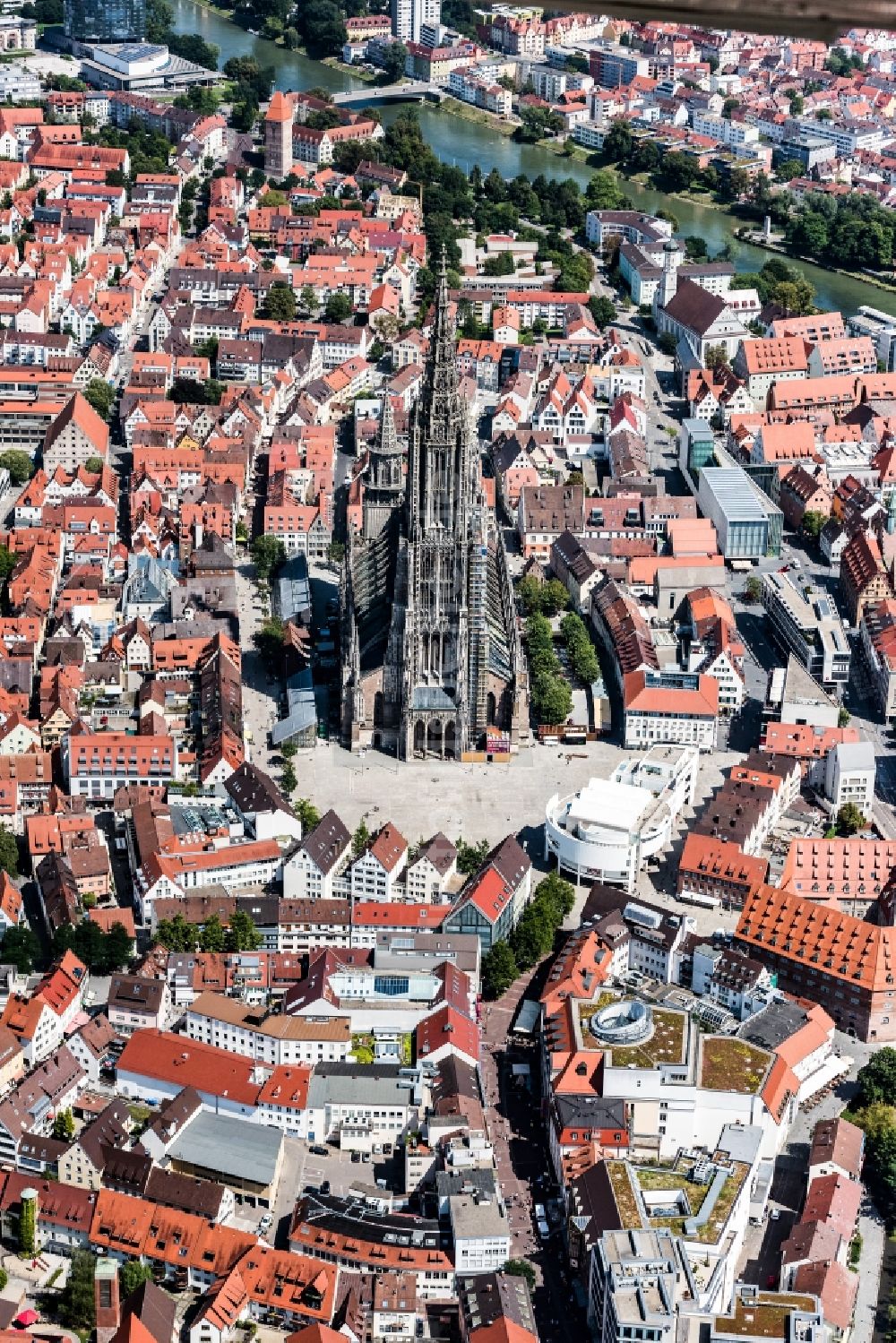 Ulm von oben - Stadtansicht des Innenstadtbereiches mit Ulmer Münster in Ulm im Bundesland Baden-Württemberg, Deutschland