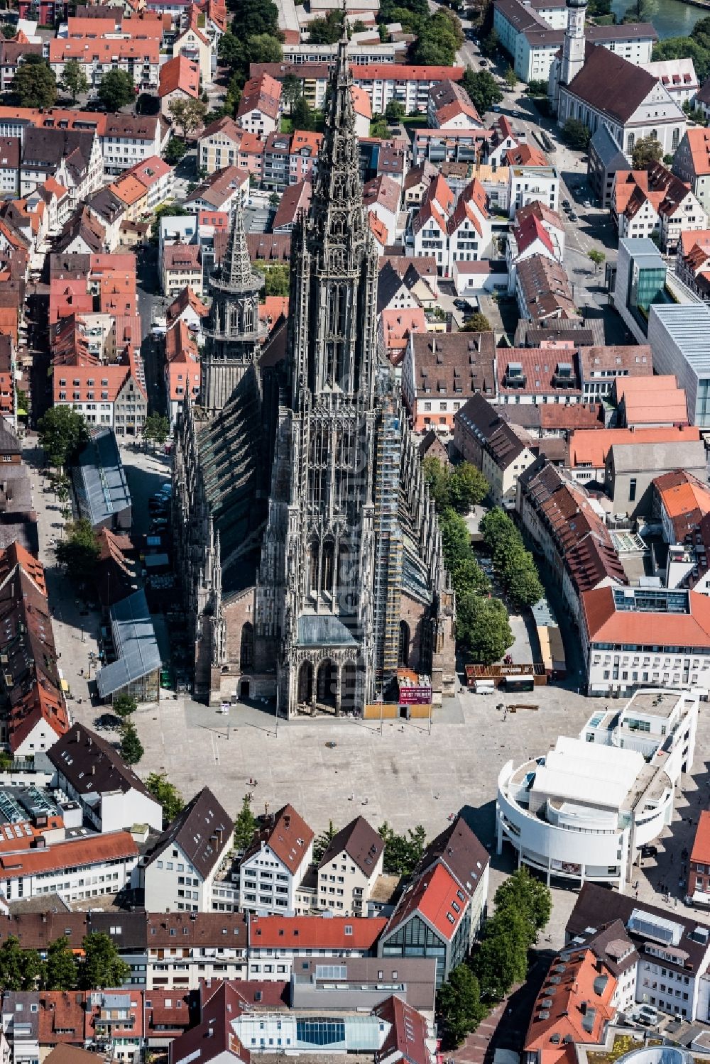 Ulm aus der Vogelperspektive: Stadtansicht des Innenstadtbereiches mit Ulmer Münster in Ulm im Bundesland Baden-Württemberg, Deutschland