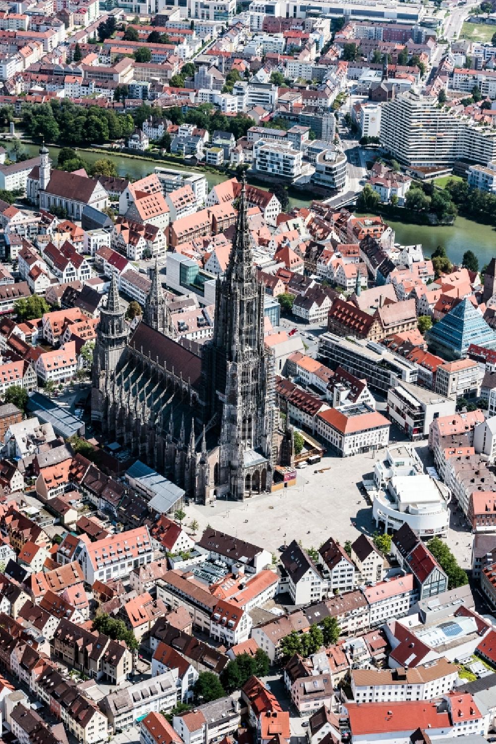 Luftbild Ulm - Stadtansicht des Innenstadtbereiches mit Ulmer Münster in Ulm im Bundesland Baden-Württemberg, Deutschland