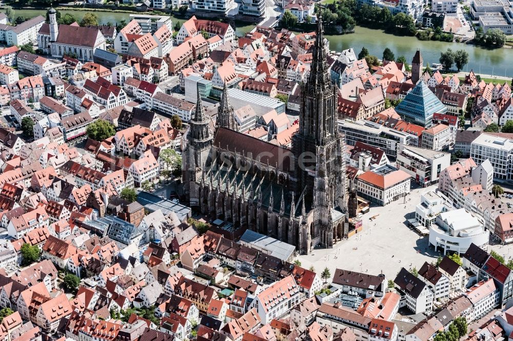 Luftaufnahme Ulm - Stadtansicht des Innenstadtbereiches mit Ulmer Münster in Ulm im Bundesland Baden-Württemberg, Deutschland