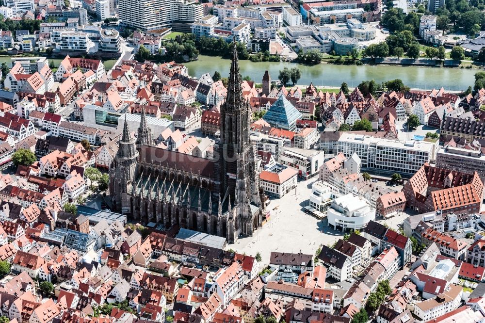 Ulm von oben - Stadtansicht des Innenstadtbereiches mit Ulmer Münster in Ulm im Bundesland Baden-Württemberg, Deutschland