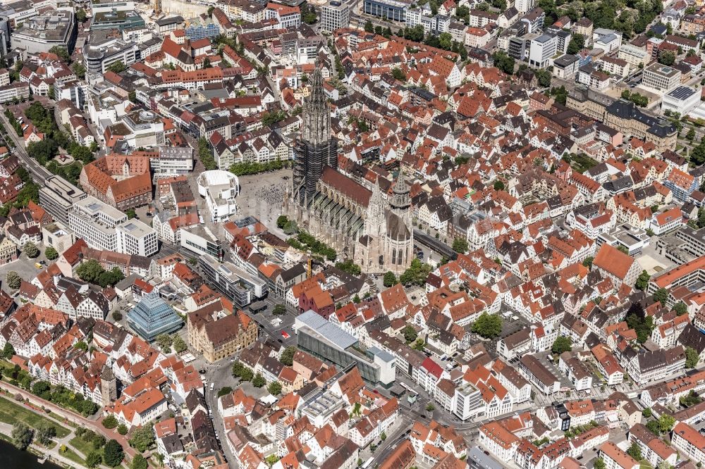 Luftbild Ulm - Stadtansicht des Innenstadtbereiches mit Ulmer Münster in Ulm im Bundesland Baden-Württemberg, Deutschland