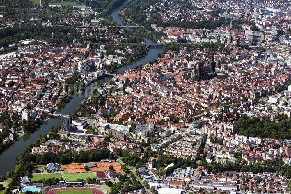 Ulm von oben - Stadtansicht des Innenstadtbereiches mit Ulmer Münster in Ulm im Bundesland Baden-Württemberg, Deutschland