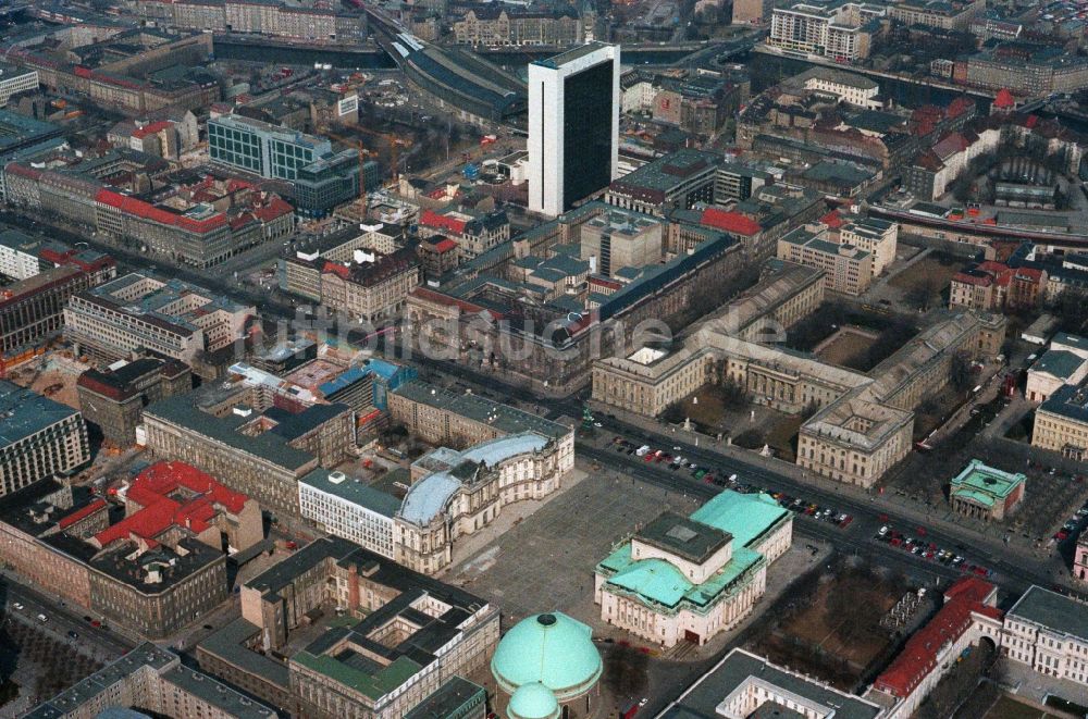 Berlin aus der Vogelperspektive: Stadtansicht des Innenstadtbereiches Unter den Linden in Berlin