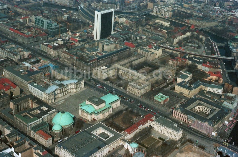 Luftbild Berlin - Stadtansicht des Innenstadtbereiches Unter den Linden in Berlin