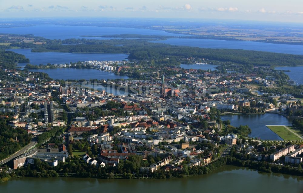 Luftaufnahme Schwerin - Stadtansicht Innenstadtzentrum in Schwerin, der Landeshauptstadt des Bundesland Mecklenburg-Vorpommern