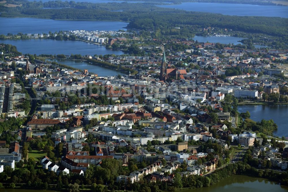 Schwerin von oben - Stadtansicht Innenstadtzentrum in Schwerin, der Landeshauptstadt des Bundesland Mecklenburg-Vorpommern