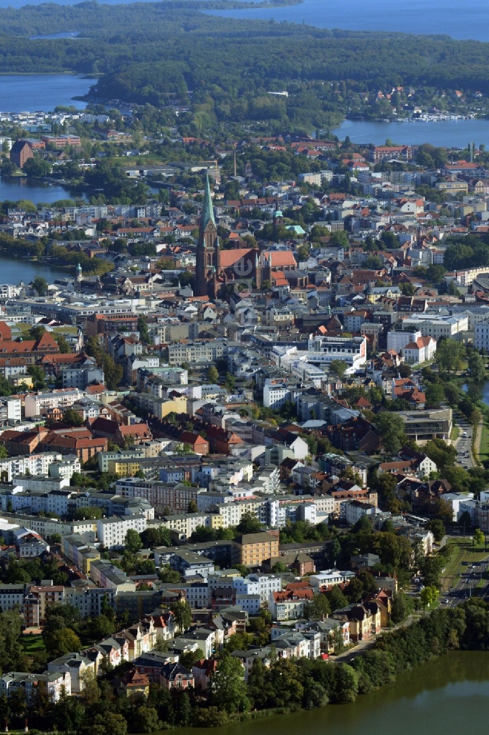 Schwerin aus der Vogelperspektive: Stadtansicht Innenstadtzentrum in Schwerin, der Landeshauptstadt des Bundesland Mecklenburg-Vorpommern